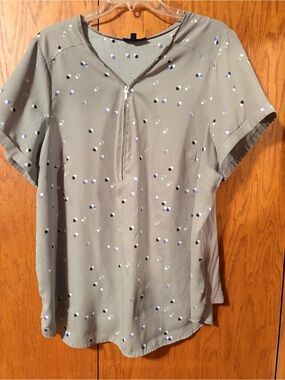 Apt. 9 Taupe Short-Sleeve Zip-Front Blouse with Lilac & Black Dot Print